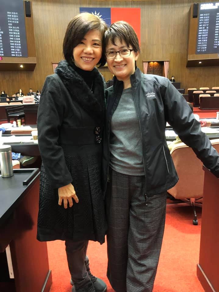 蕭美琴與葉宜津今日於議場合影。 圖/翻攝自蕭美琴臉書