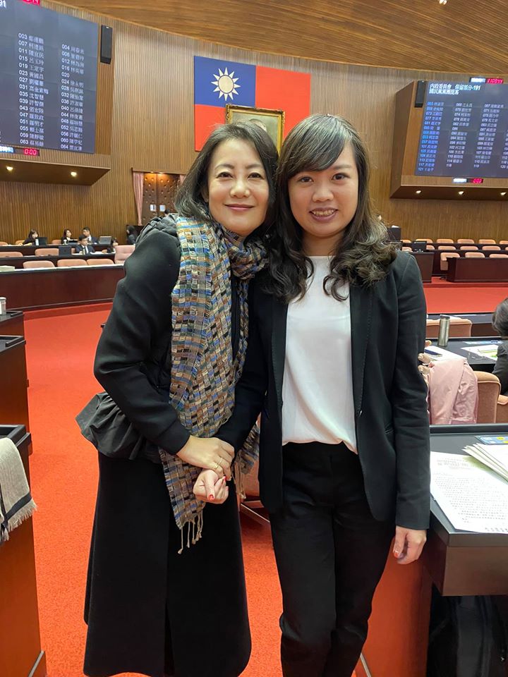 呂孫綾與吳思瑤今日於議場合影。 圖/翻攝自吳思瑤臉書