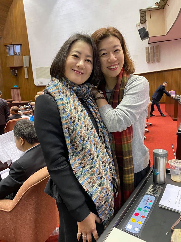 林靜儀與吳思瑤今日於議場合影。 圖/翻攝自吳思瑤臉書