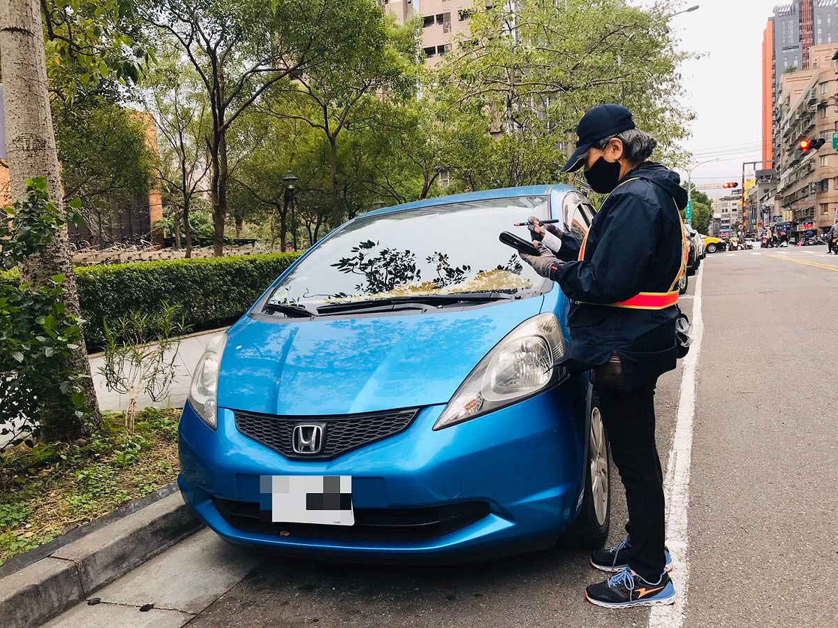 新北市交通局今（10）日表示，明（11）日起，eTag聯名銀行信用卡即可支付新北市路邊停車費，不用擔心停車費逾期未繳。 圖：新北市政府／提供