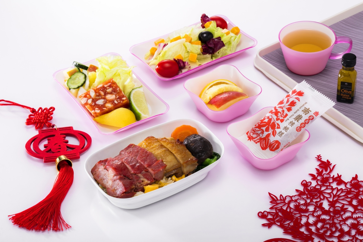 長榮航空準備精緻的年菜佳餚，提供豪華經濟艙旅客富有年味的叉燒烤雞及臘腸蛋炒飯，搭配飯後甜點南棗核桃糕。 圖：長榮航空／提供