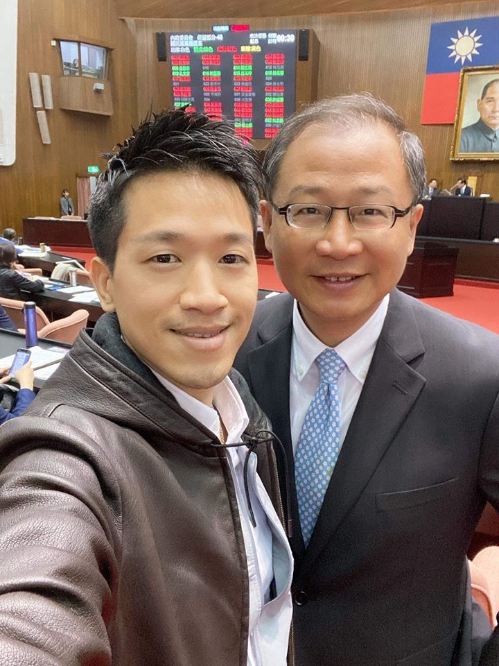 立委何志偉與國民黨立委吳志揚於議場合影。 圖/翻攝自何志偉臉書