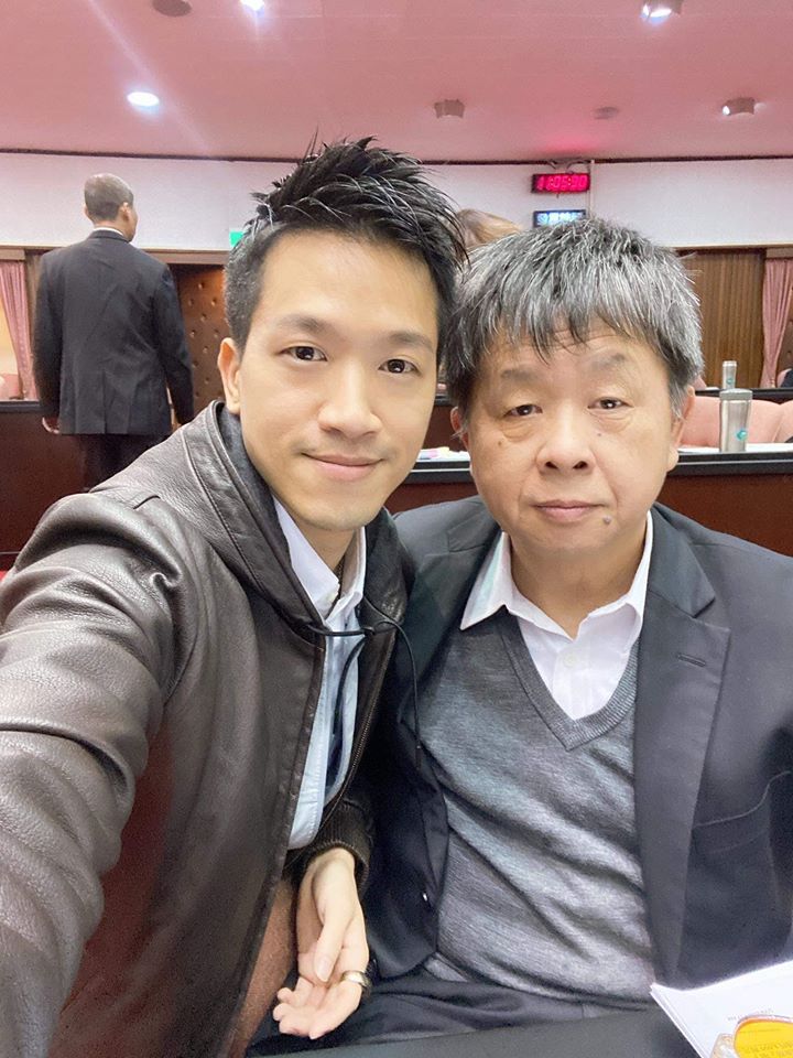 立委何志偉與吳焜裕於議場合影。 圖/翻攝自何志偉臉書