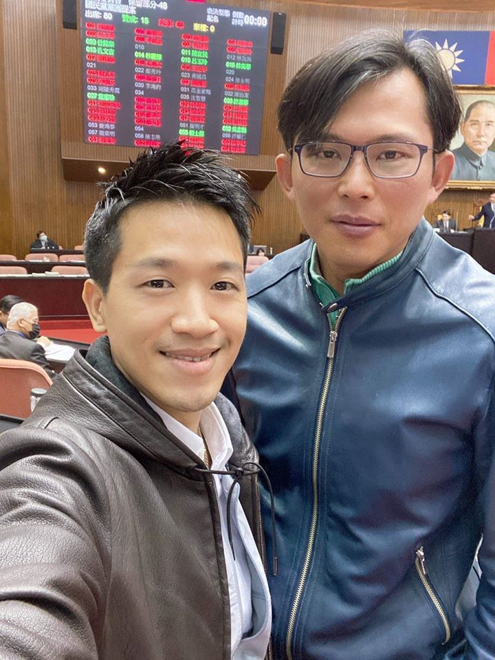 立委何志偉與時力立委黃國昌於議場合影。 圖/翻攝自何志偉臉書