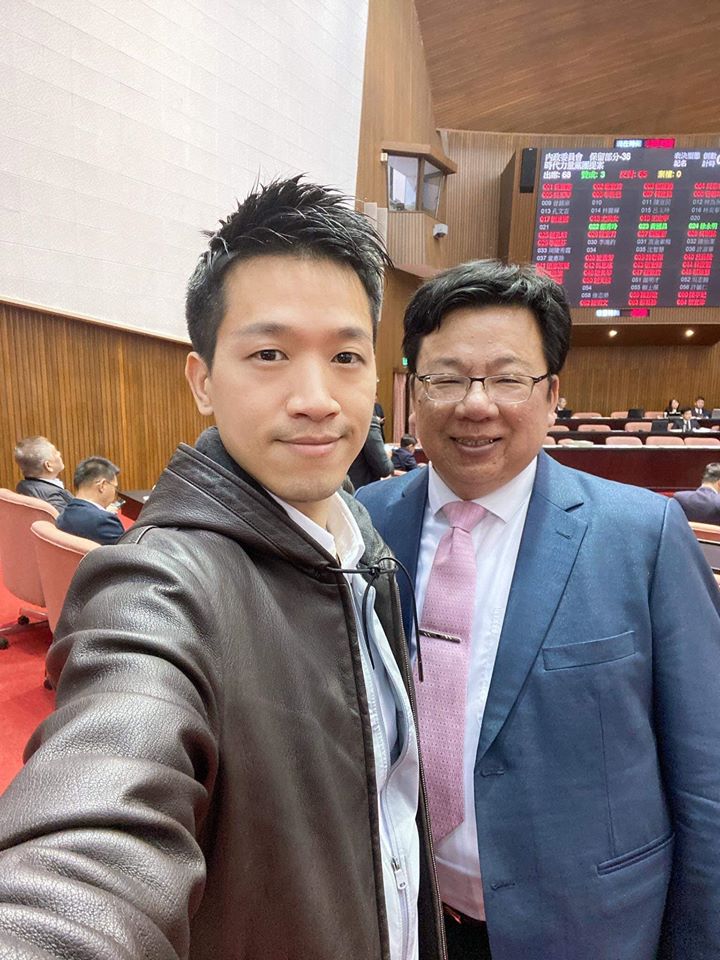 立委何志偉與李俊俋於議場合影。 圖/翻攝自何志偉臉書