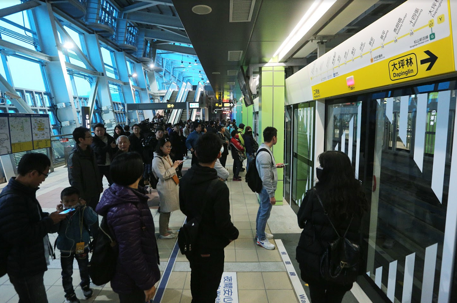 新北環狀線試營運首日湧進大量民眾搶先試乘。 圖：新北市政府／提供
