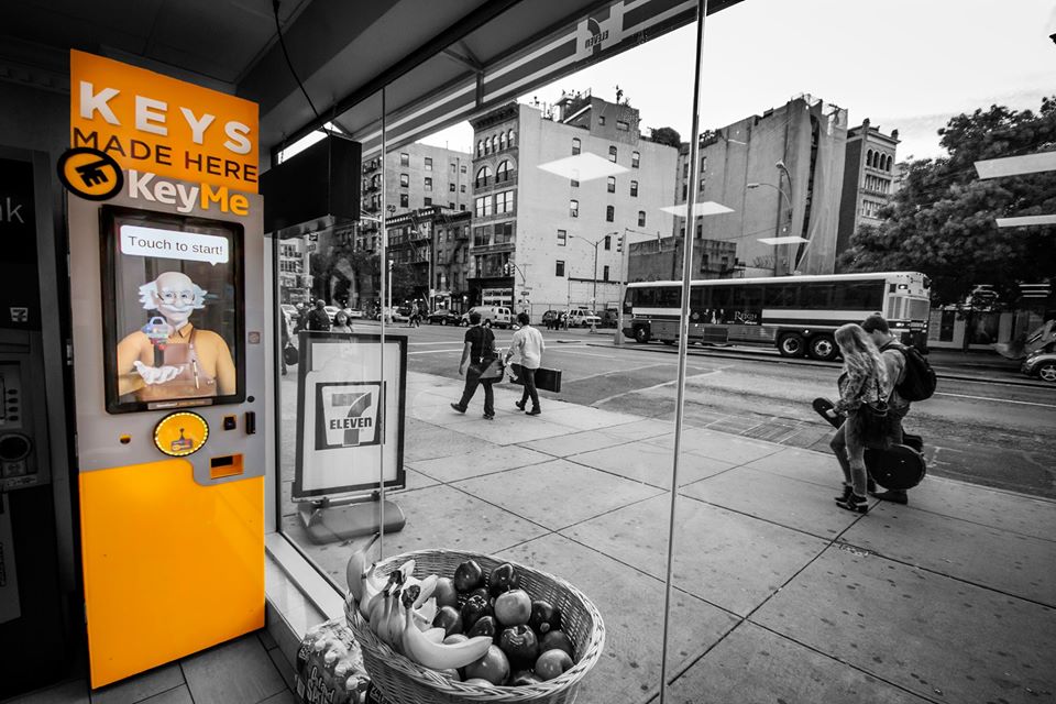 美國紐約新興的自動AI配鑰匙服務「KeyMe」，不到30秒就可以為丟失鑰匙的著急民眾打造一把新的，既方便又省時間。 圖：取自KeyMe臉書
