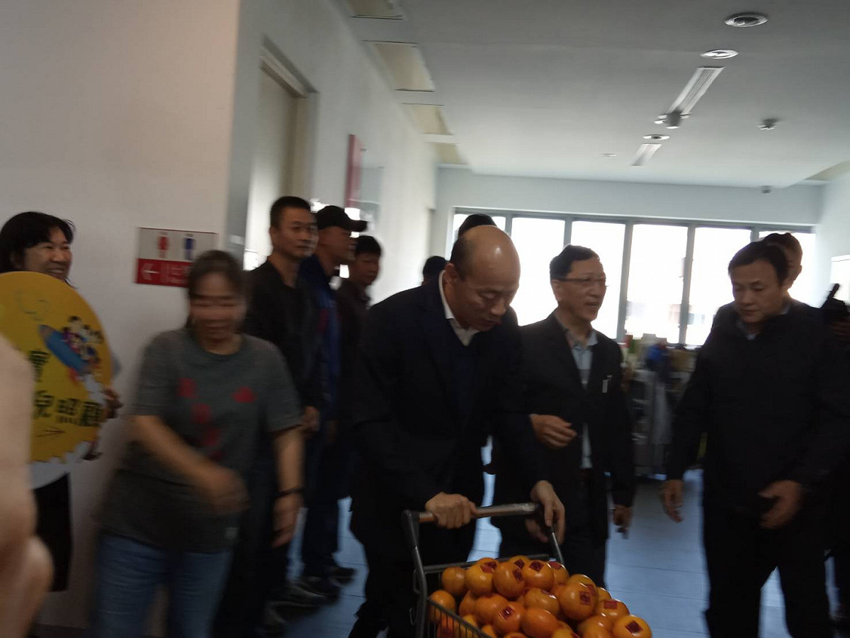 韓國瑜(中)推著推車分送媒體子，提前祝賀春節。 圖：孫家銘/攝