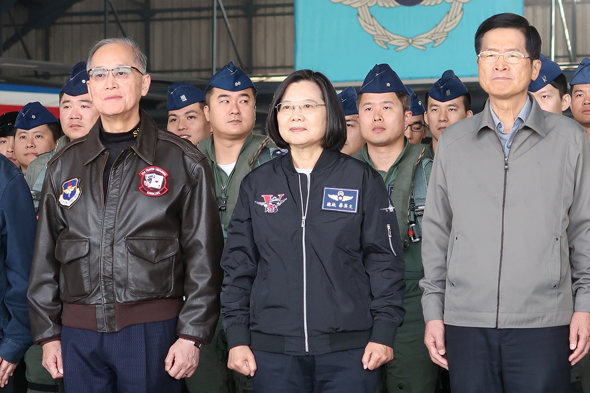 台灣一名從武漢搭機返台的女子，也確診感染武漢肺炎，總統蔡英文（中）今天將針對疫情防制發表談話。 圖：林朝億/攝（資料照片）
