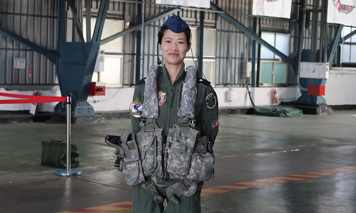 黑鷹直升機救護隊少校女飛行官黃荺期。 圖：林朝億/攝