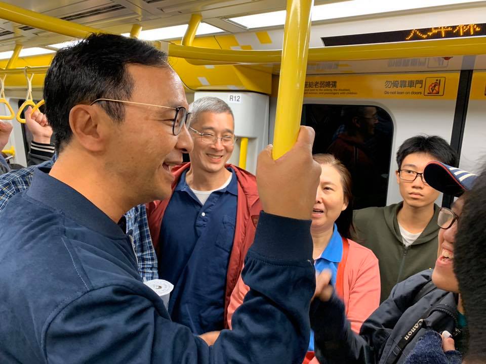 朱立倫在選後首度透過臉書PO文，他附上自己試乘環狀線的照片。 圖：翻攝自朱立倫臉書