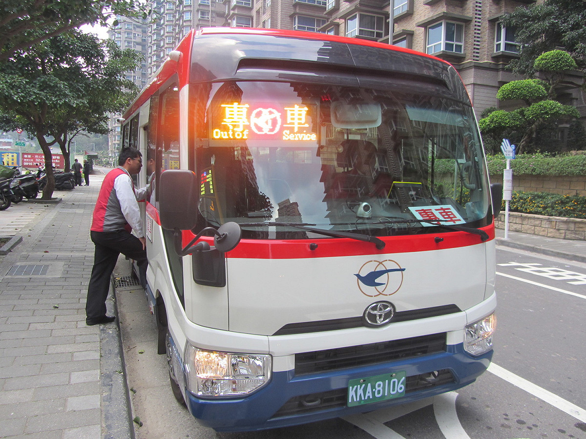 為方便民眾走春參拜，交通局新闢「捷運南勢角站-烘爐地」專車提供免費接駁。 圖：新北市政府提供