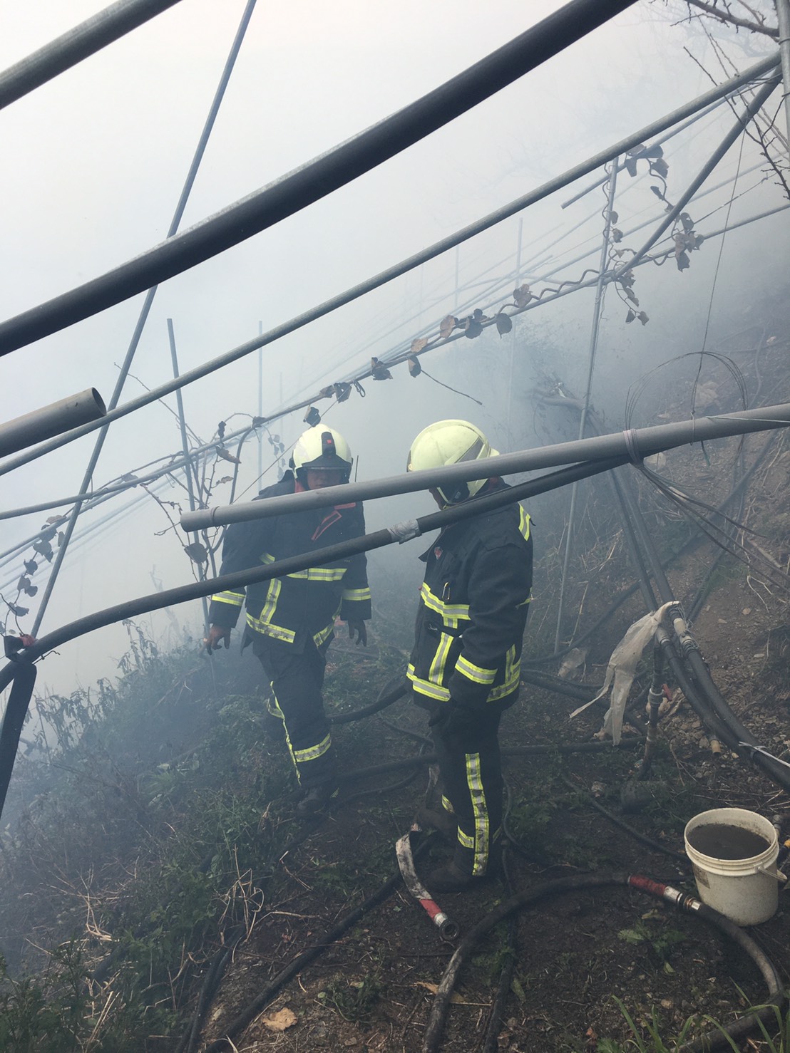 由於地點位在山區，附近有不少電線、高壓電塔，救災行動變得困難重重。 圖：台中市消防局/提供
