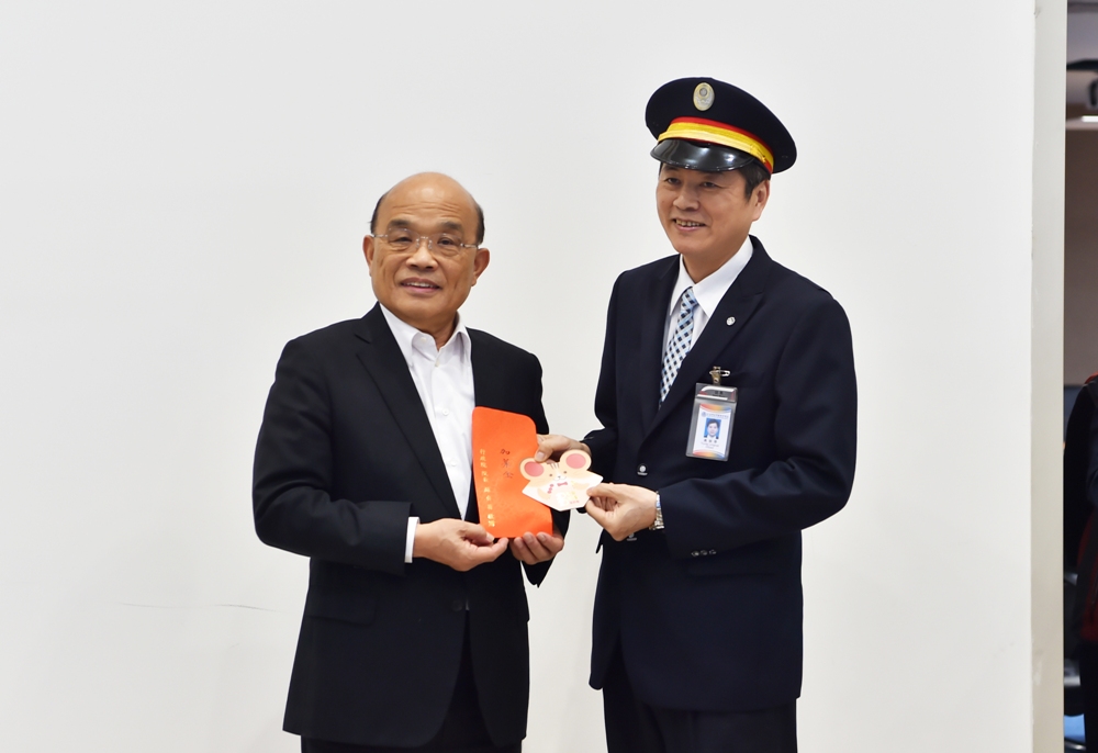 行政院長蘇貞昌（左）今（21）天宣布，已經核定台鐵局提報的生活津貼案，從2月1日起實施。 圖：行政院提供