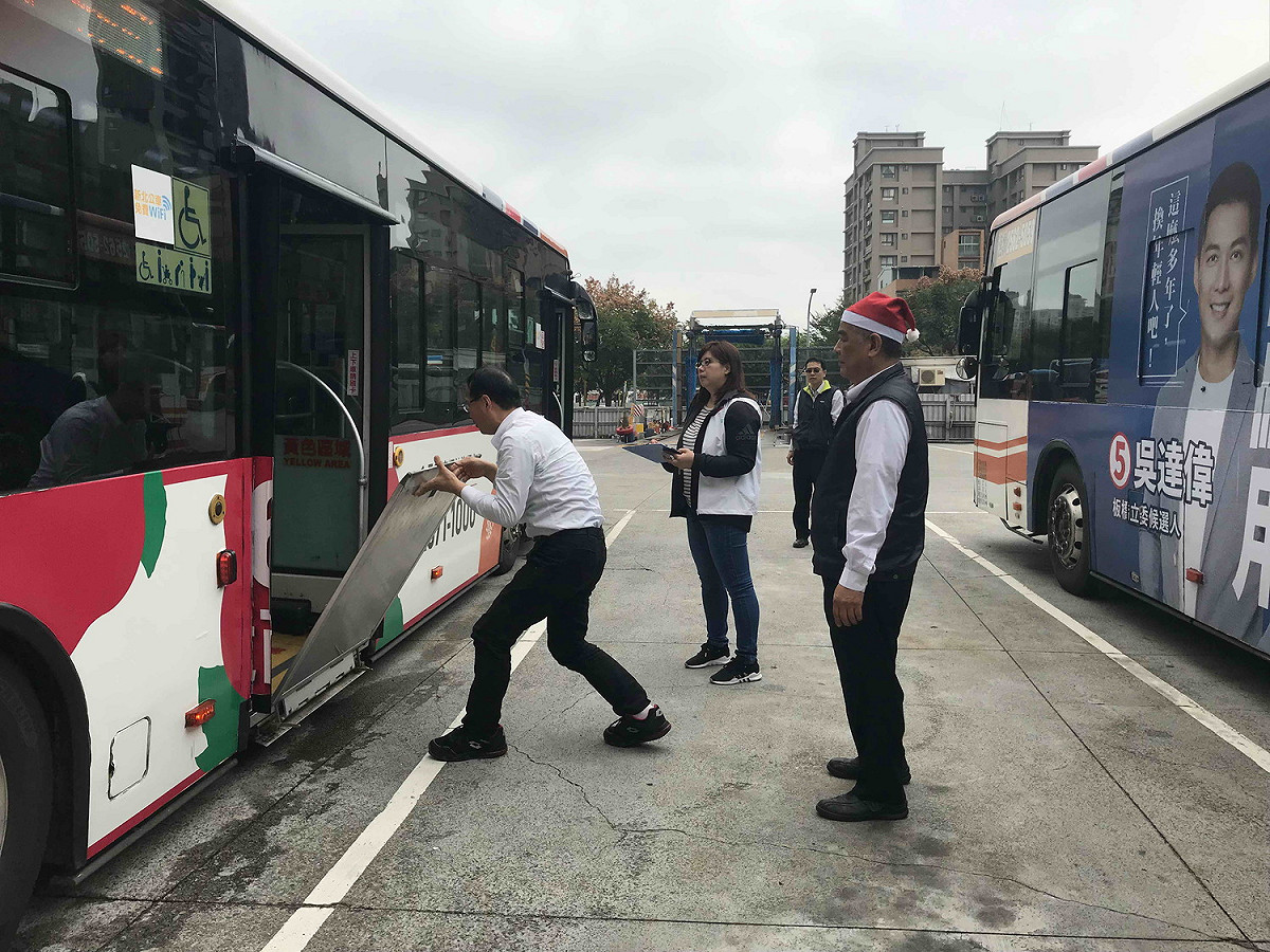 新北市交通局場站稽查-抽查駕駛員操作斜坡板作業。  圖：新北市交通局提供