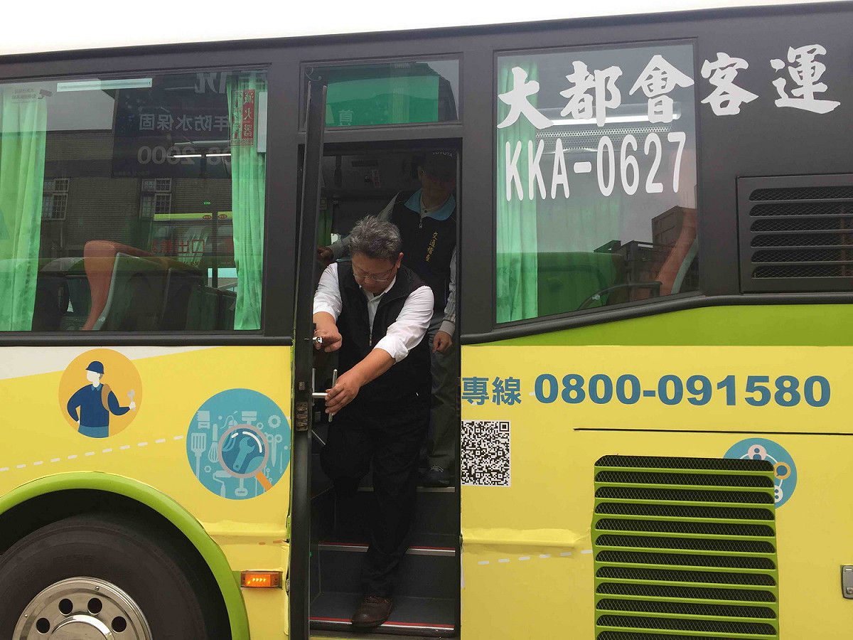 新北市交通局場站稽查-檢查車輛安全門。  圖：新北市交通局提供