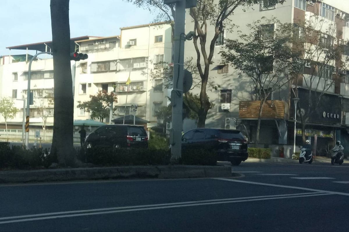 韓國瑜座車今天一早8點11分就開進鳳山行政中心停車場。 圖：孫家銘/攝