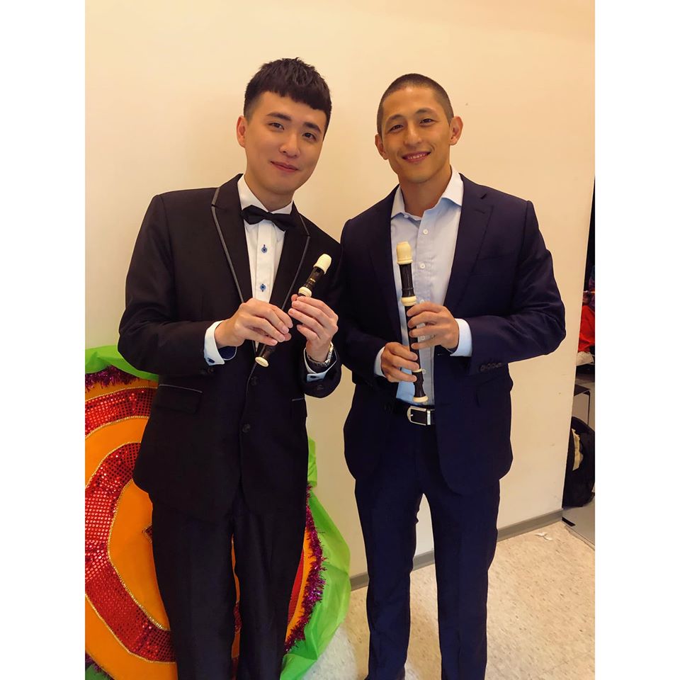 音樂老師林奕翔在臉書放上和吳怡農錄影的合照。 圖：翻攝自林奕翔-Shiang-木管樂器臉書