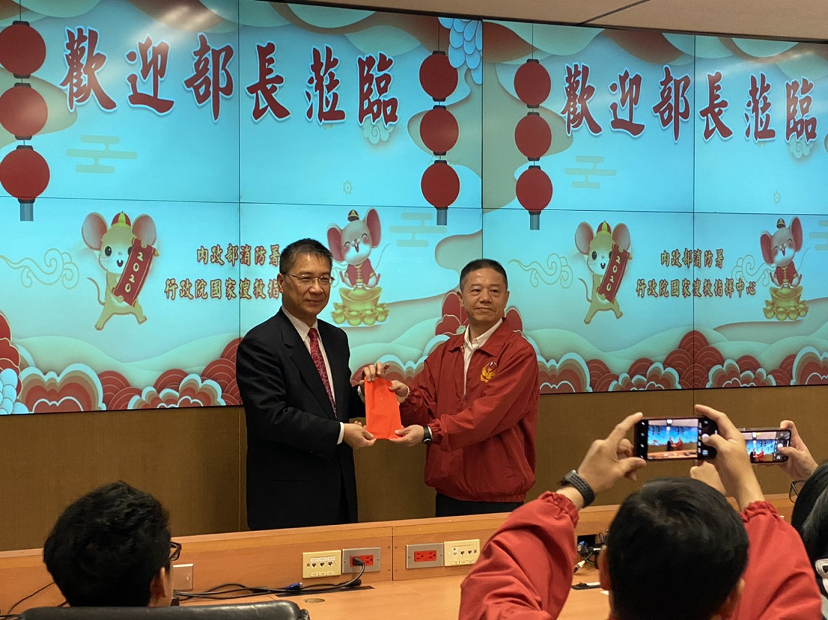 農曆春節將至，內政部長徐國勇今（22）天上午特地前往「內政部消防署」，致贈消防人員加菜金。 圖：內政部提供