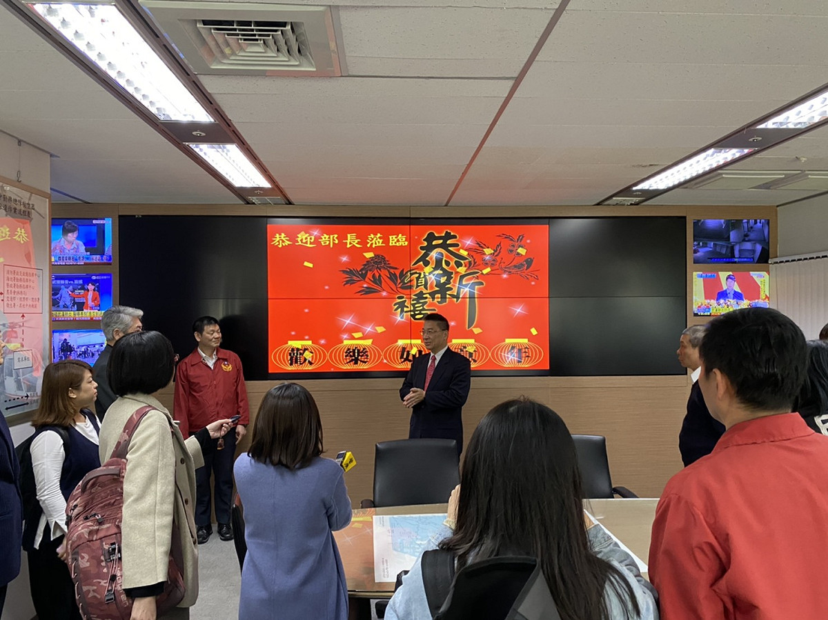 農曆春節將至，內政部長徐國勇今（22）天上午特地前往「行政院國家搜救指揮中心」及「內政部消防署」，除了致贈消防人員加菜金外，也同時慰問搜救人員的辛勞。 圖：內政部提供