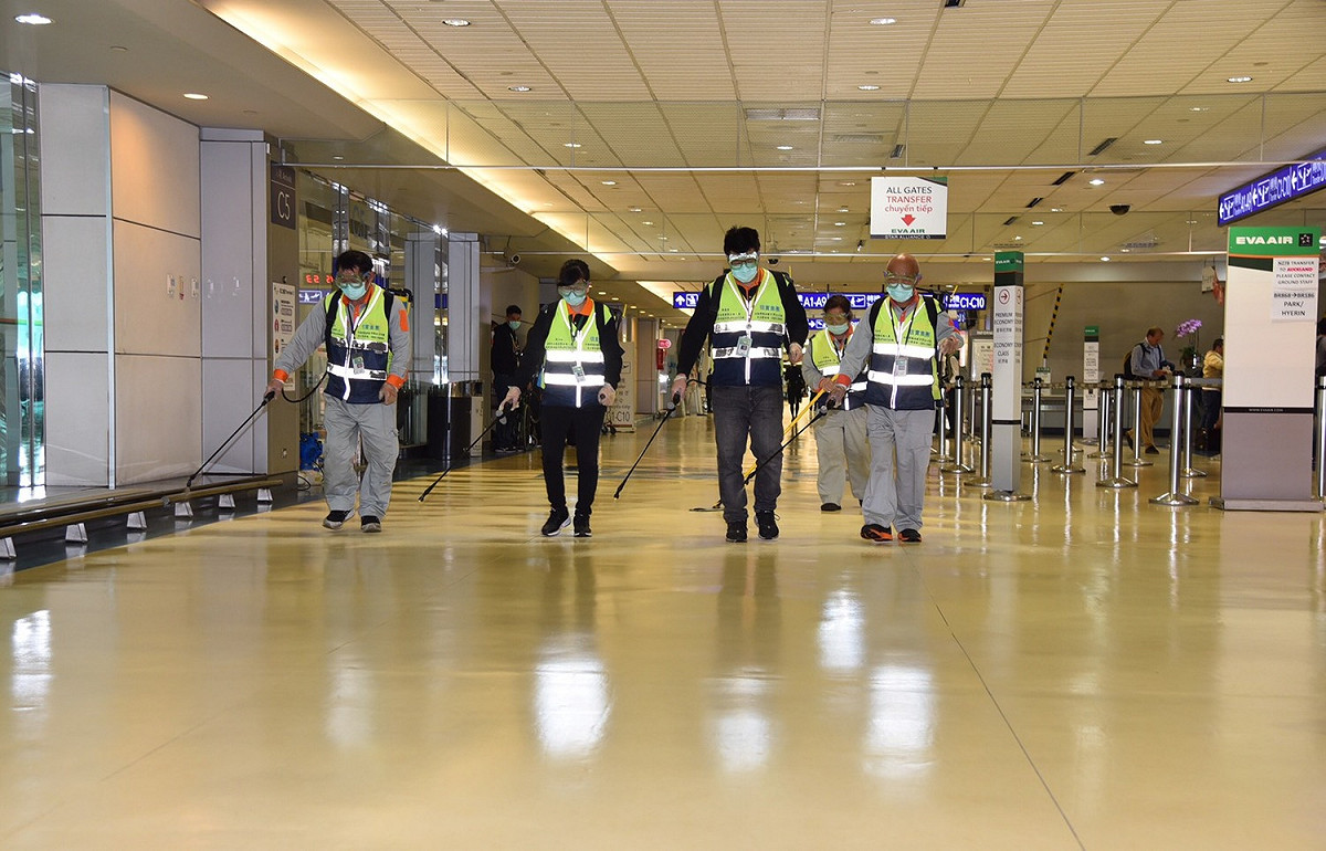 機場公司依旅客入境動線，強化各項設施設備消毒及清潔。 圖：桃園機場／提供