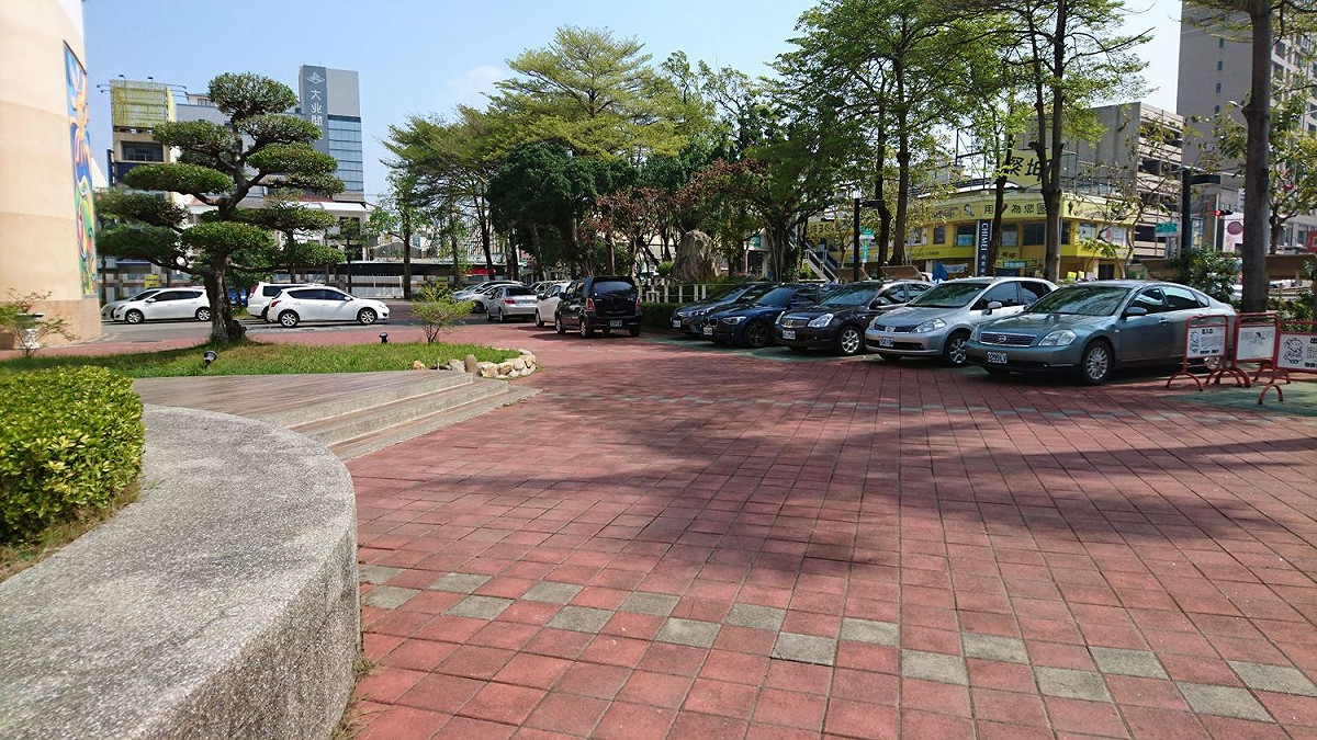 民德國中假日開放民眾停車，十分便民。 圖：黃博郎／攝