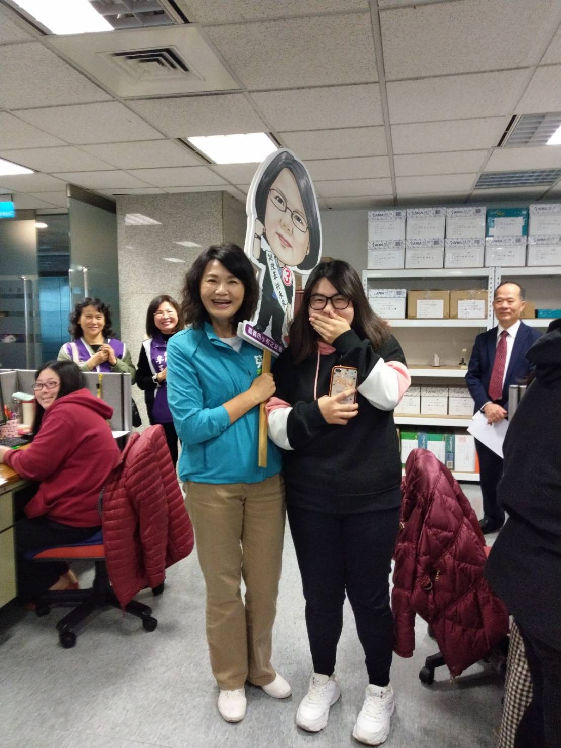 黃淑英帶隊為蔡英文拉票，受到支持者歡迎。 圖：翻攝小英之友會「拜訪里長」群組