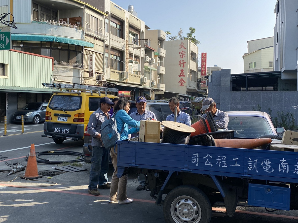 黃淑英的「感恩之旅」途中，不忘向路邊民眾表達謝意。圖：翻攝小英之友會「拜訪里長」群組 圖：翻攝小英之友會「拜訪里長」群組