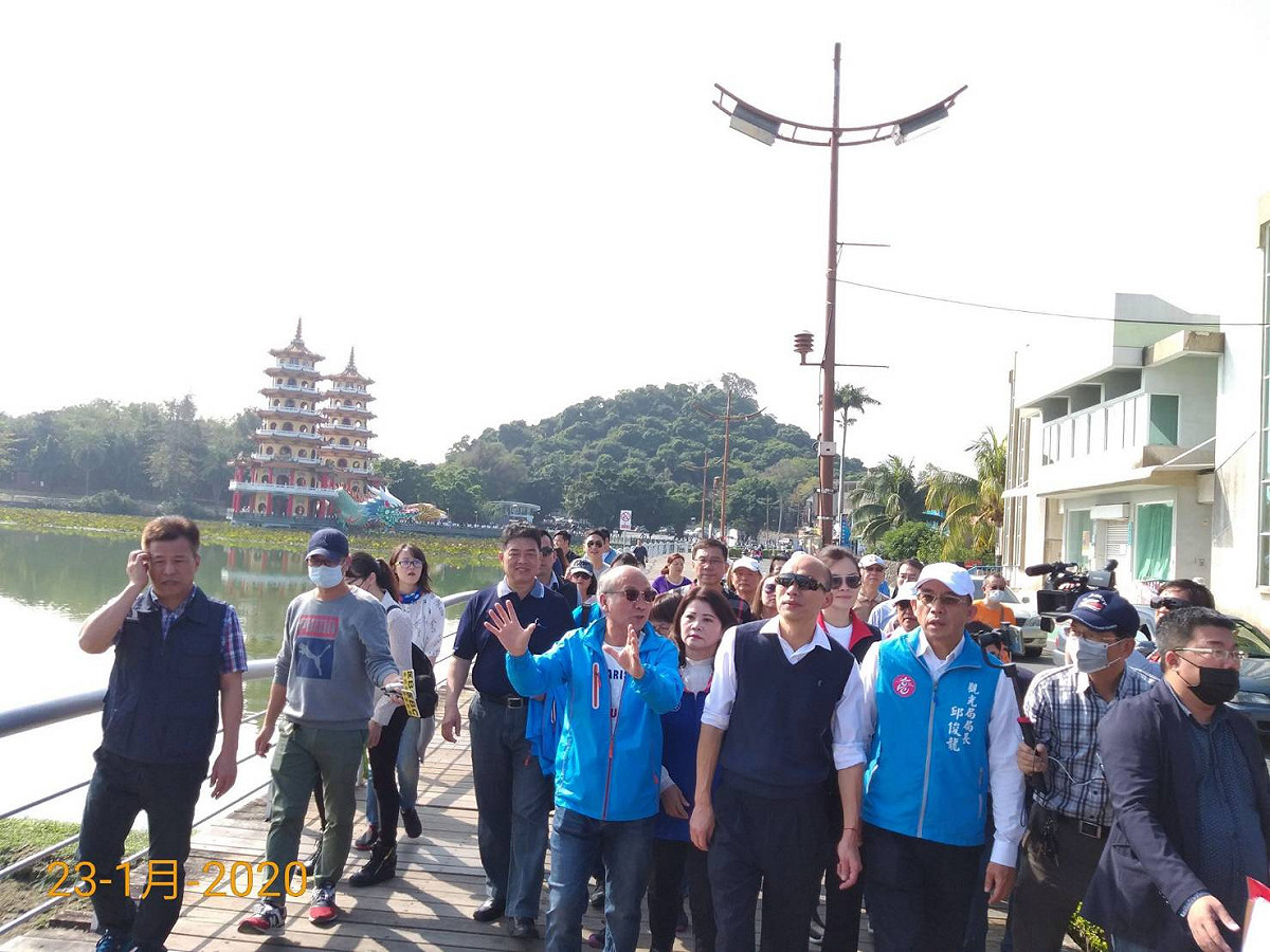 高雄市長韓國瑜(中)春節假期第一天巡視蓮池潭風景區。 圖：高雄市政府/提供