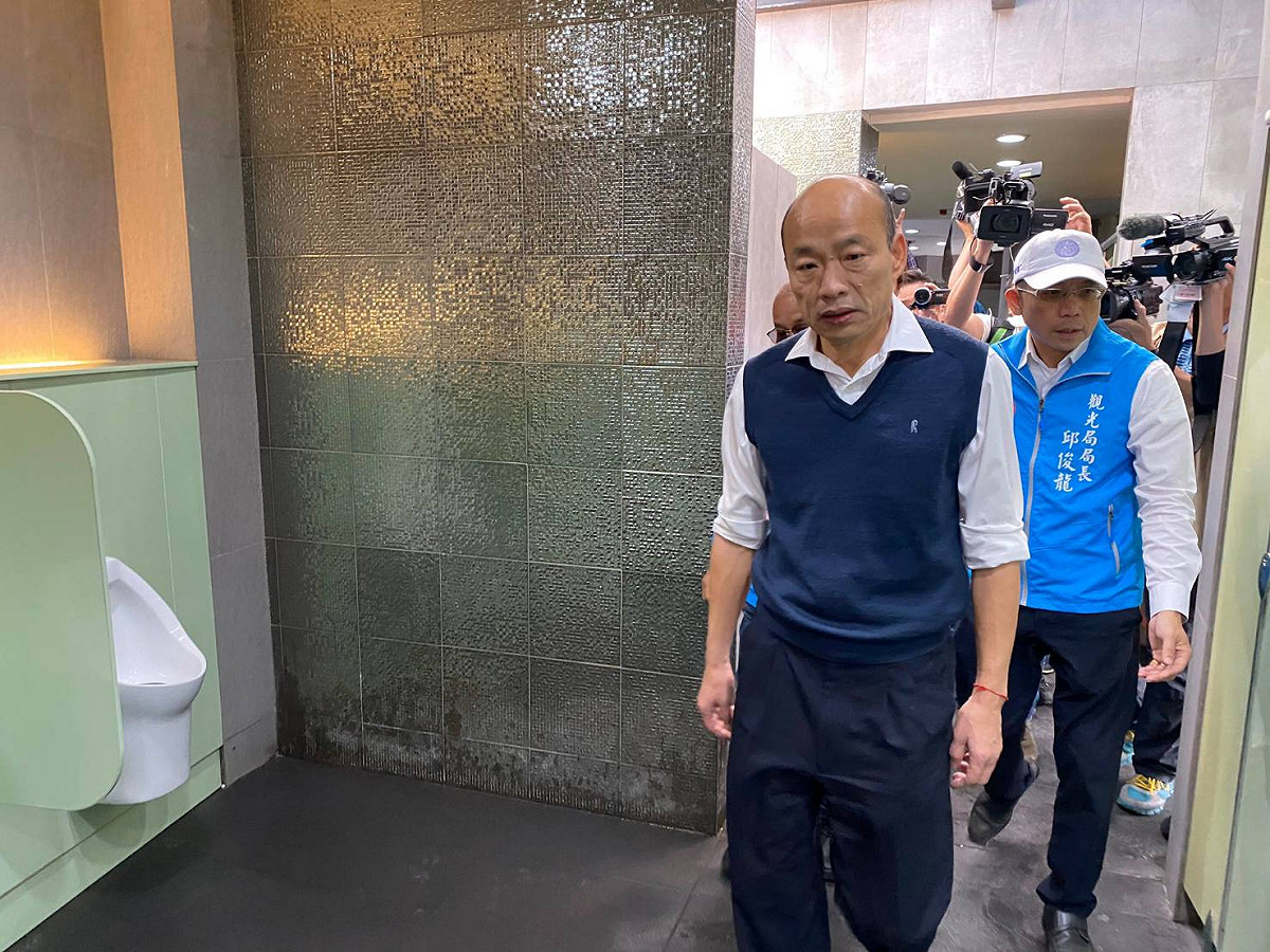 韓國瑜(左)特別關心蓮池潭風景區的廁所環境。 圖：高雄市政府/提供