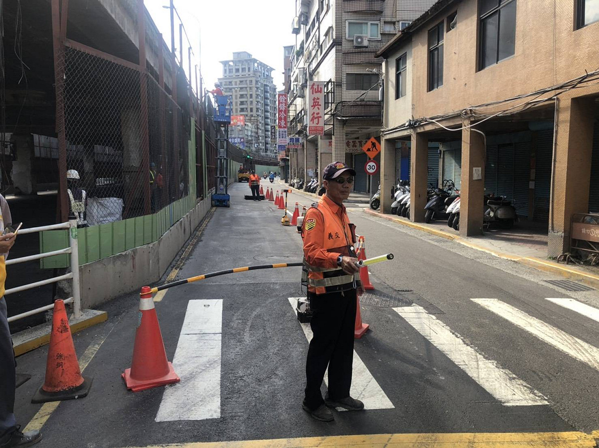 由於重慶南路高架橋拆除作業自今日起開始動工，警察在路旁指揮交通。 圖：北市警察局／提供