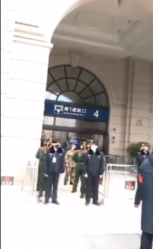 中國網友表示，漢口火車站已全面封站，10點以後的票不讓進出，導致車站外有許多旅客滯留 圖：節取自網路
