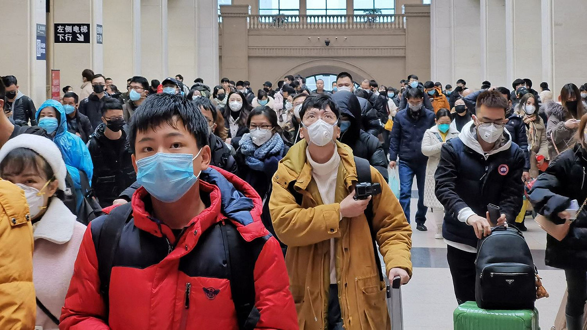 武漢氣氛緊張，民眾出外戴起口罩。(示意圖) 圖：翻攝自香港01 (資料照片)