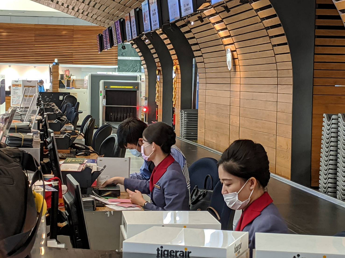 為因應武漢肺炎疫情，機場的人員、旅客都戴上口罩防護。 圖：謝佳真/攝