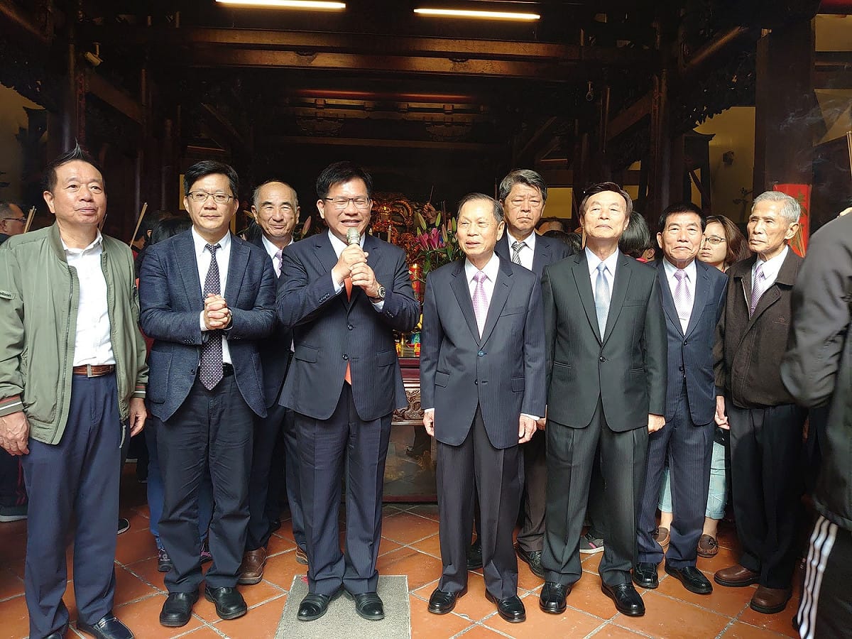 交通部長林佳龍在萬和宮祝賀大家新年快樂。 圖：萬和宮/提供