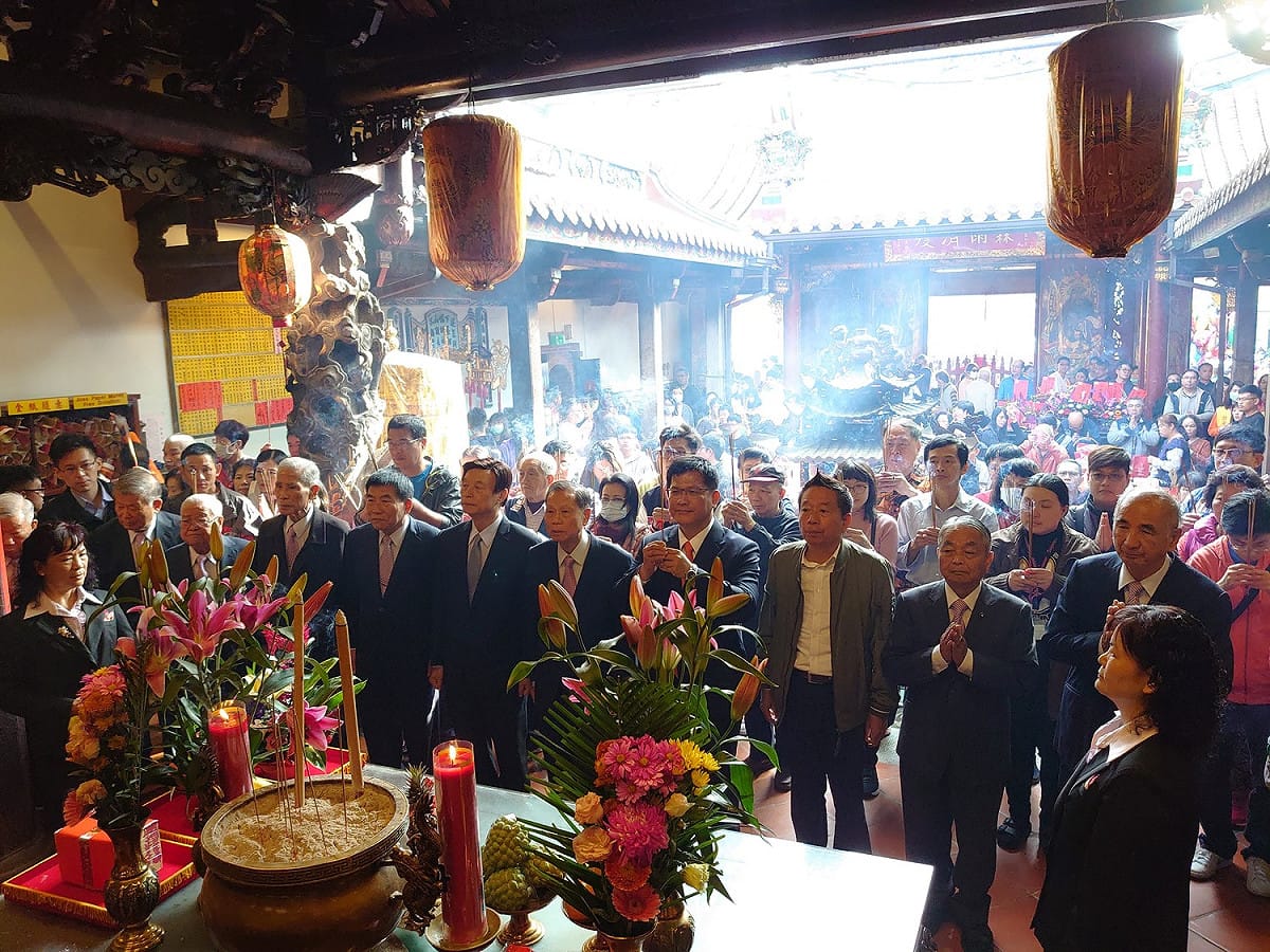 10餘年來，交通部長林佳龍每年過年都會到萬和宮參香、賀年。 圖：萬和宮/提供