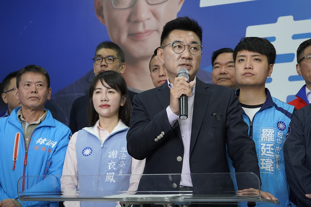 江啟臣由多位藍營青壯派人士陪同宣布參選黨主席。 圖：江啟臣服務處/提供