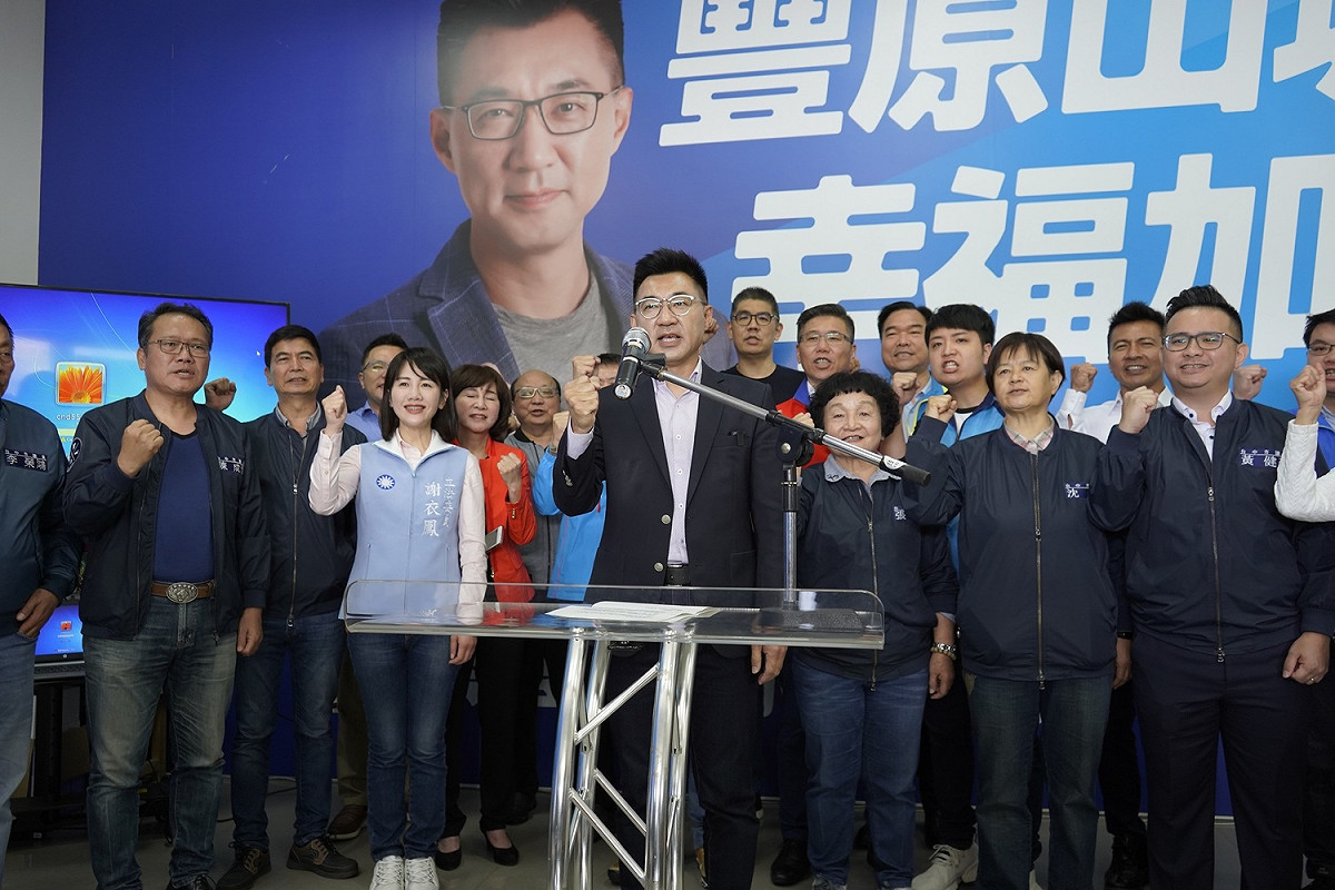 江啟臣由多位藍營青壯派人士陪同宣布參選黨主席，屬於老派的政治人物例如前台中市長胡志強只能站在後排。 圖：江啟臣服務處/提供
