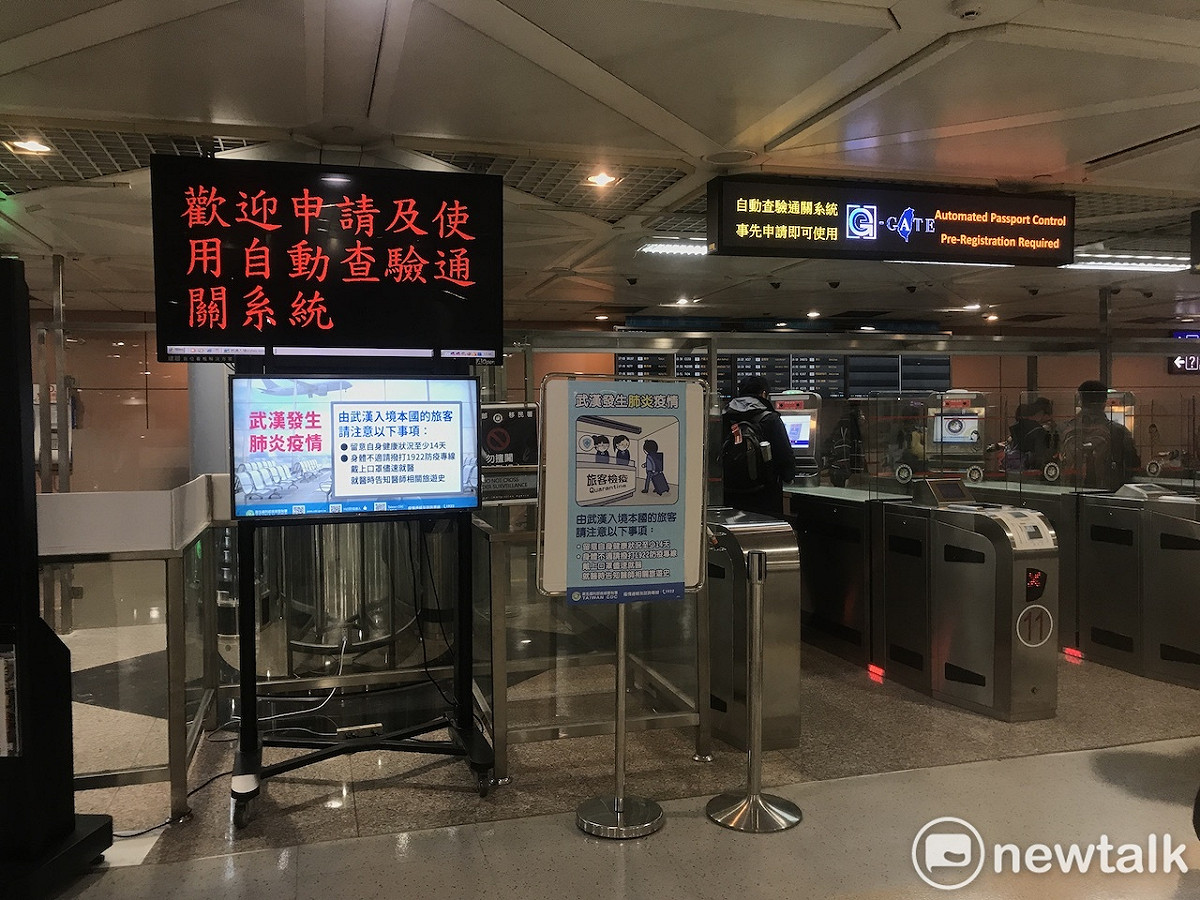 台灣第5例武漢肺炎確診，是中部50多歲女性，曾和台灣首例同班機。圖為機場防範武漢肺炎文宣。 圖：葉宜哲/攝