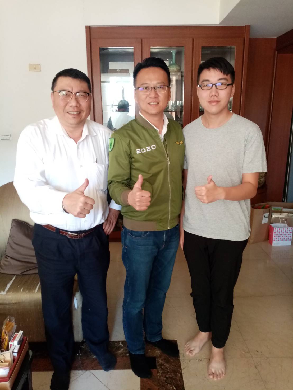 陳大鈞（左一）輔選莊競程有功，莊競程選後親自登門致謝。 圖：陳大鈞/提供