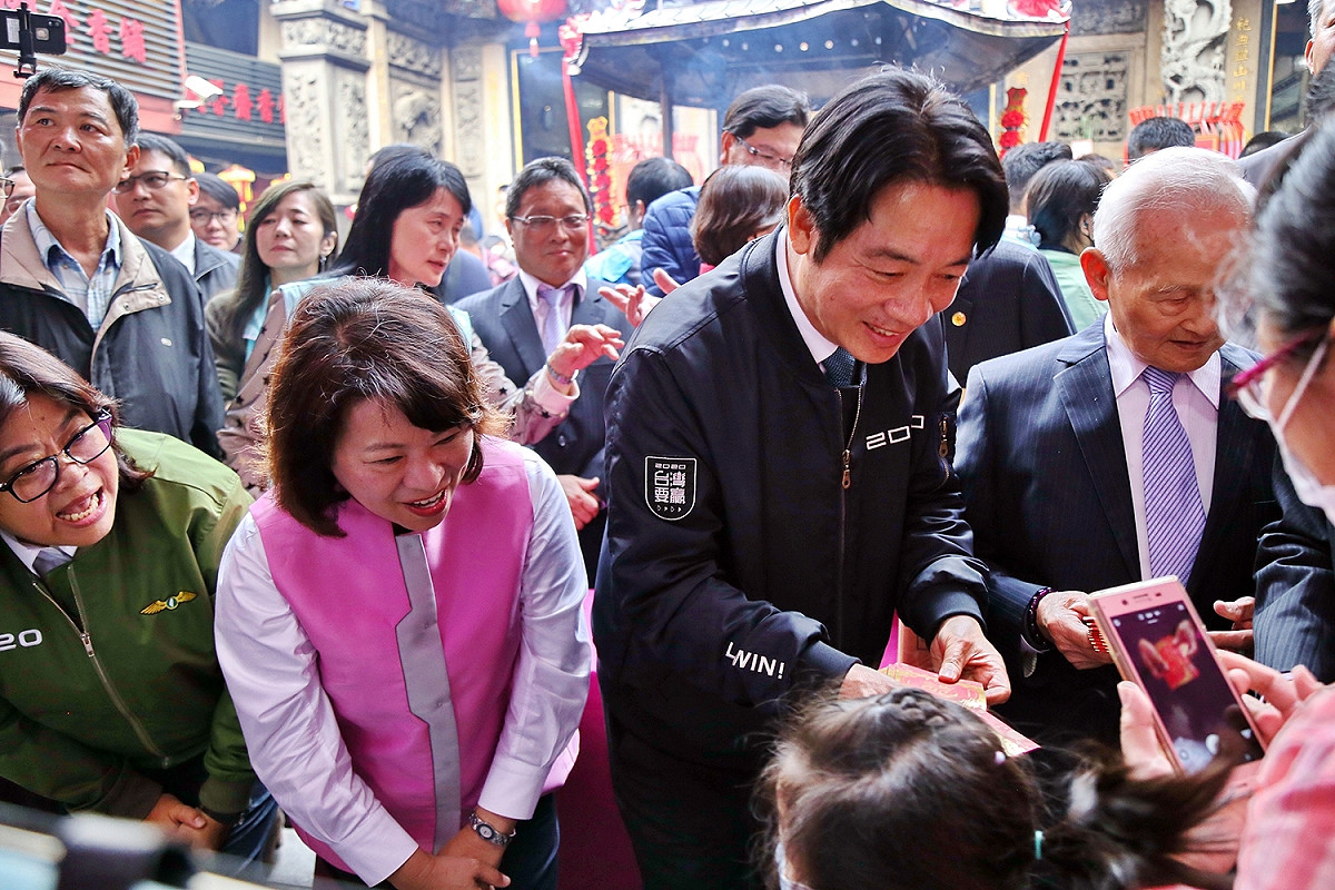 大年初一，準副總統賴清德與嘉義市長黃敏惠等人在城隍廟發送紅包。 圖：嘉義市政府/提供