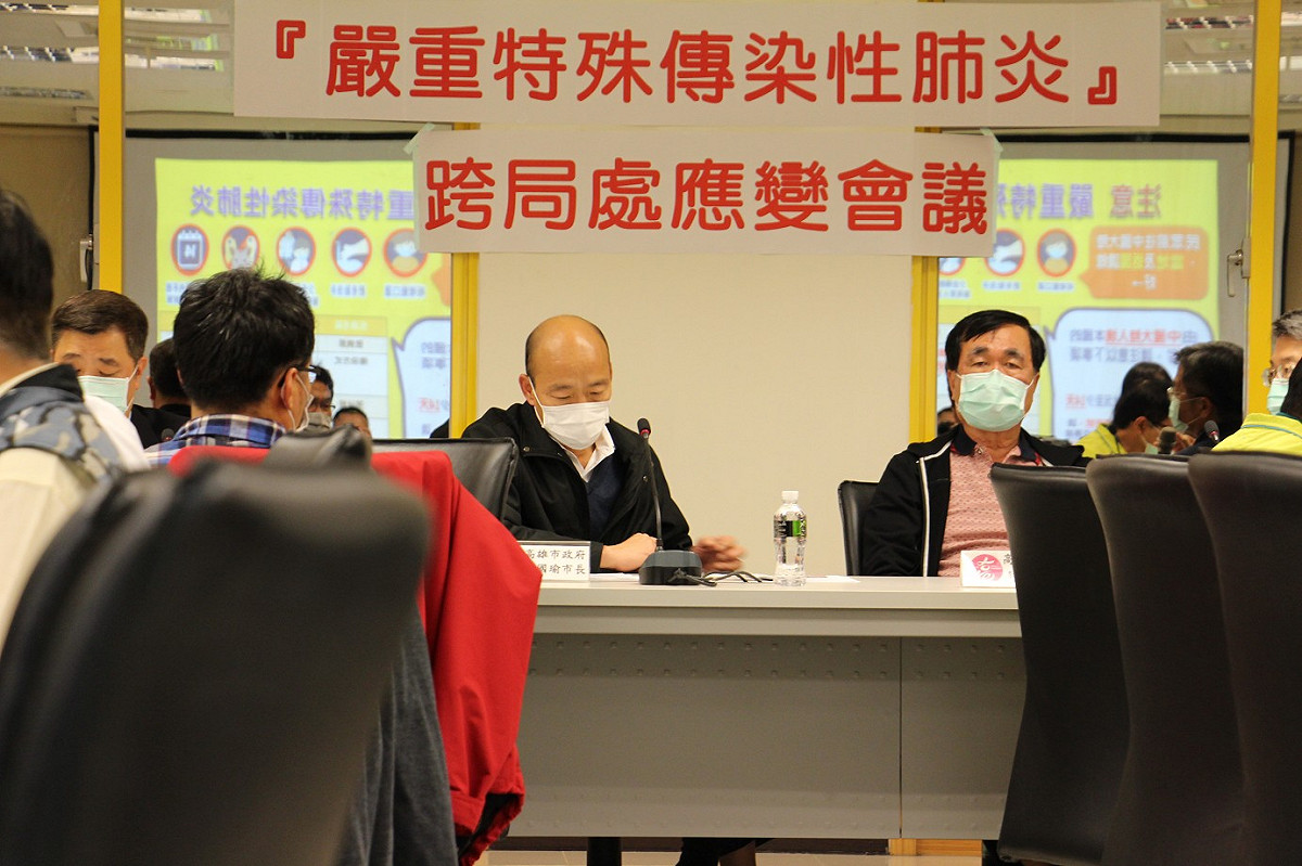 韓國瑜(中)主持流行疫情指揮中心應變會議。 圖：高雄市政府/提供