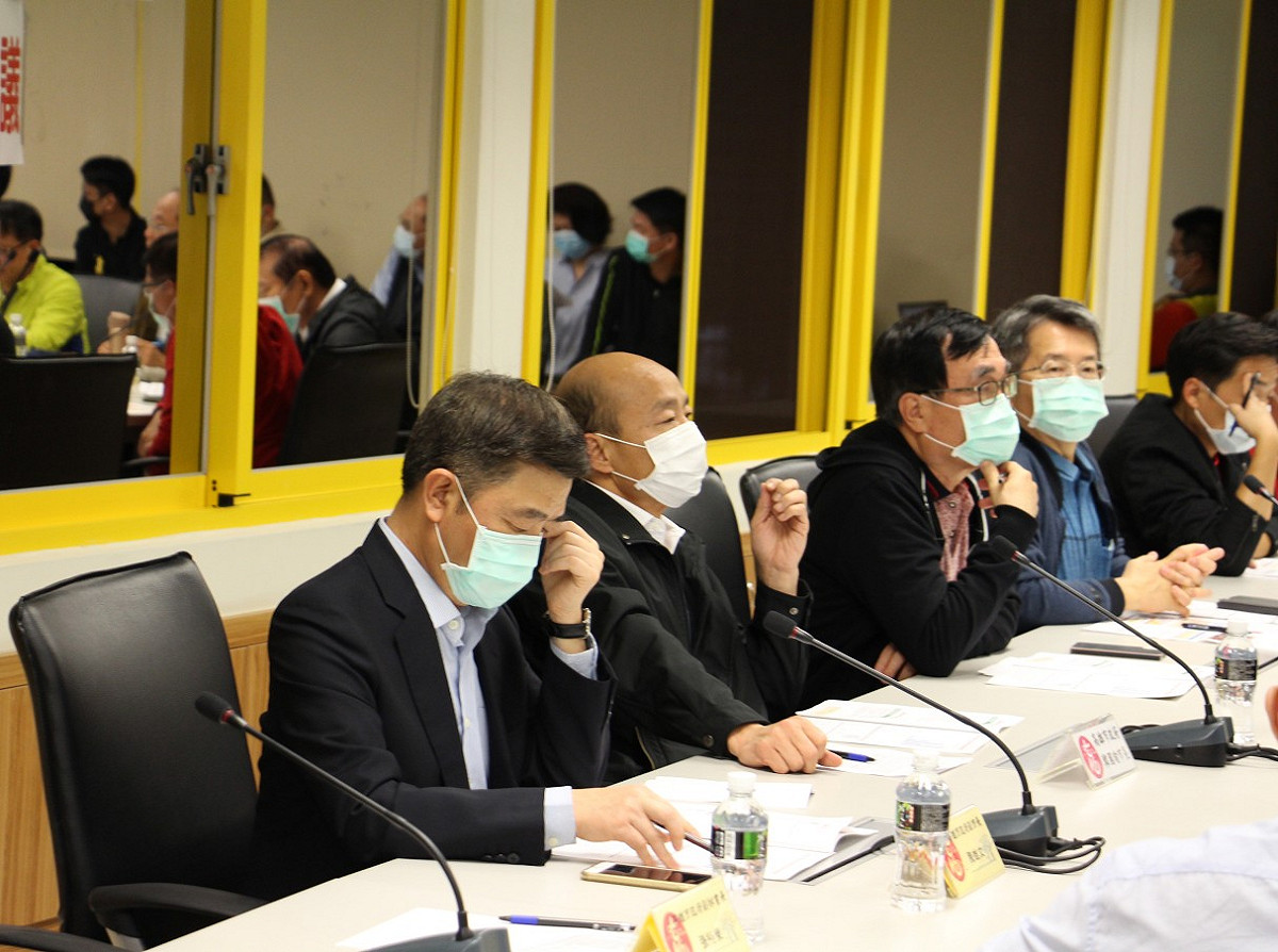 韓國瑜(左二)全程戴口罩主持流行疫情指揮中心應變會議。 圖：高雄市政府/提供