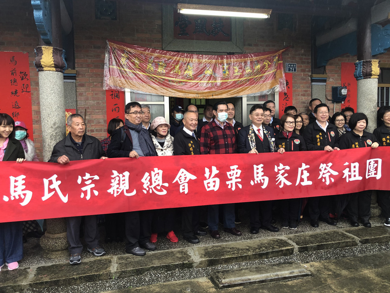 前總統馬英九（前中）26日年初二身穿紅格子襯衫前往苗栗縣通霄鎮馬家庄祭祖，全程戴口罩防疫。 圖:中央社