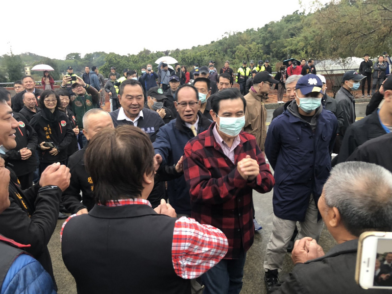 前總統馬英九春節期間戴口罩向民眾拜年。 圖:中央社／提供（資料照）