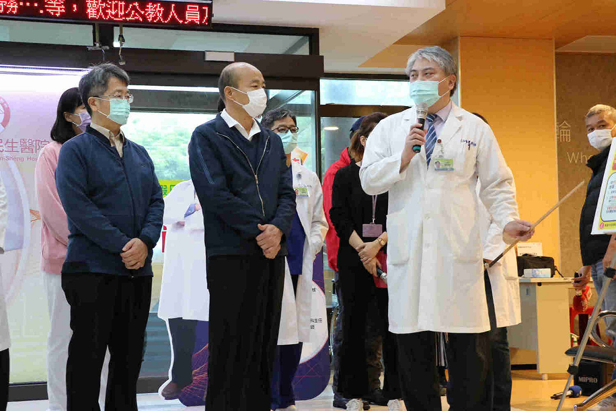 高雄市長韓國瑜(中)視察民生醫院發燒篩檢流程。 圖：高雄市政府/提供