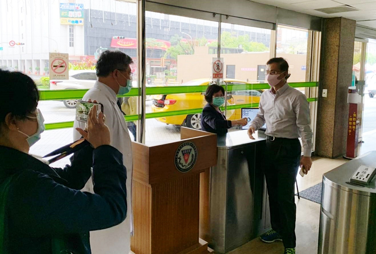 高醫十全路出入口量體溫篩檢疑似發燒者。 圖：高醫公關室/提供