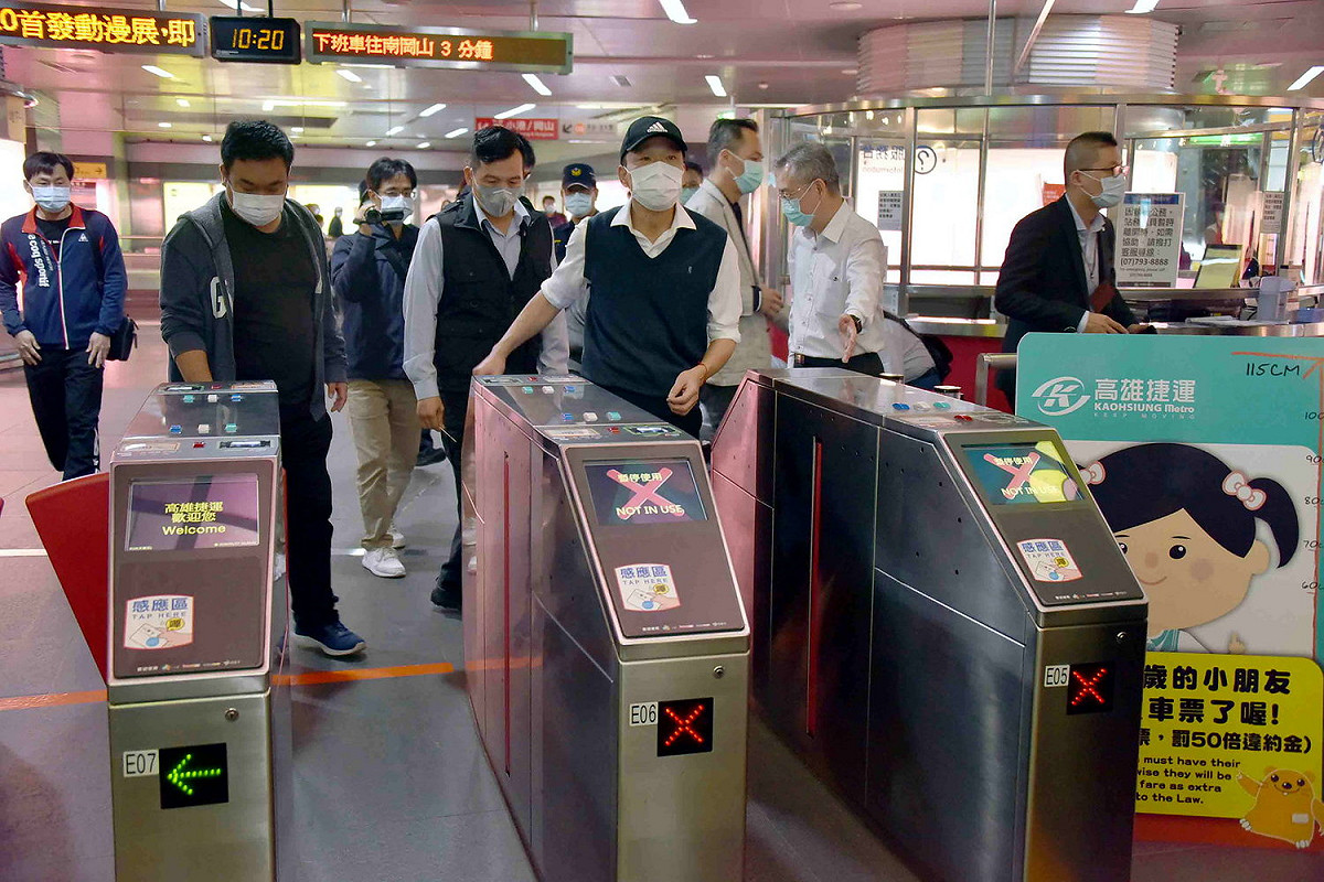 高雄市長韓國瑜(中)親自搭捷運視察民眾是否戴口罩。 圖：高雄市政府/提供