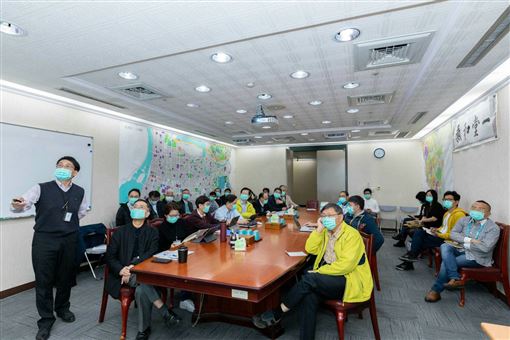 台北市長柯文哲27日戴口罩召開應變小組會議。 圖：台北市政府／提供