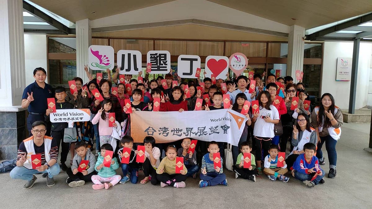 小墾丁渡假村總經理張福生（第二排左一）呼籲各界多支持家扶基金會屏東家扶中心與台灣世界展望會恆春中心。 圖：小墾丁渡假村/提供